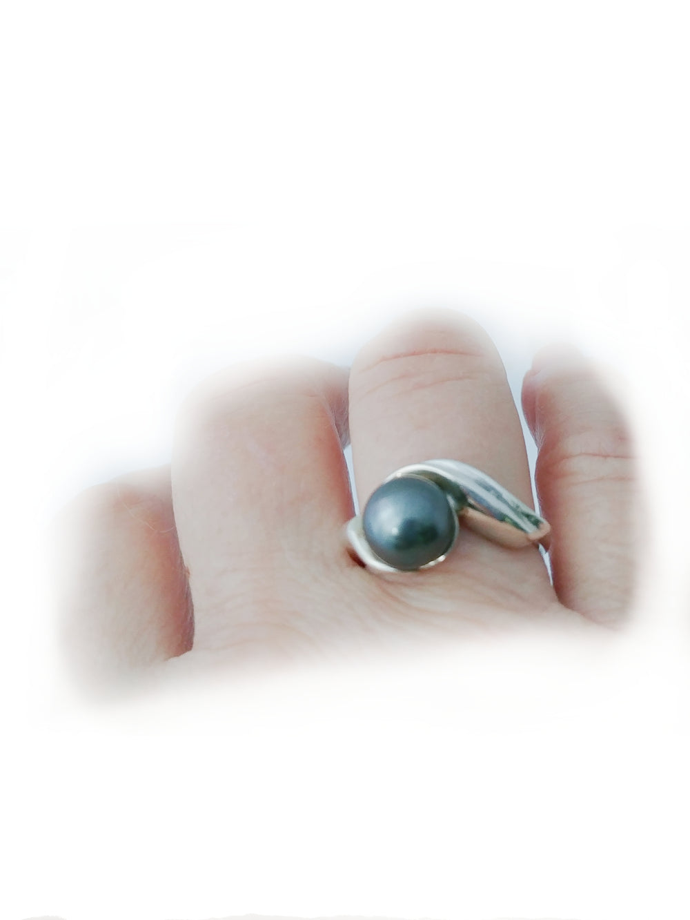 Silver ring with black Tahitian pearl